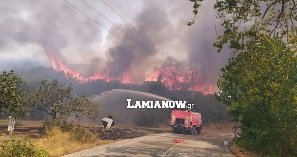 , Μαίνεται η φωτιά έξω από την Μακρακώμη &#8211; μεγαλώνει το μέτωπο (φώτο-βίντεο)