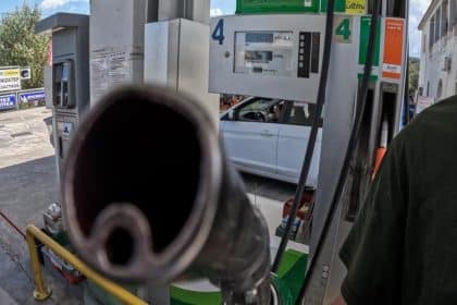 , Σοκ στην αντλία: Εκτροχιάστηκε η τιμή της βενζίνης σε όλη την Ελλάδα &#8211; Πού αγγίζει τα 2,3 ευρώ