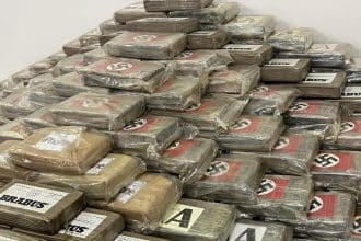 , Θεσσαλονίκη: Πακέτα κοκαΐνης με τη ναζιστική σβάστικα – Πώς εντοπίστηκαν 585 κιλά ναρκωτικών
