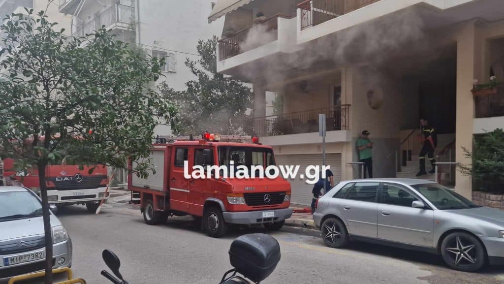 , Λαμία: Φωτιά σε διαμέρισμα στην Μάρκου Μπότσαρη &#8211; Δείτε εικόνες από την επιχείρηση κατάσβεσης