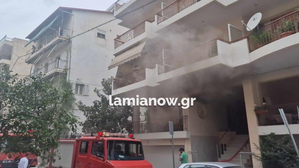 , Λαμία: Φωτιά σε διαμέρισμα στην Μάρκου Μπότσαρη &#8211; Δείτε εικόνες από την επιχείρηση κατάσβεσης