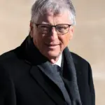 bill gates mavro palto gkri kaskol.jpg