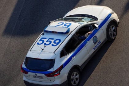 Άνδρας κρατά μαχαίρι στο κέντρο της Αθήνας, κοντά σε κατάστημα και πολυκλινική