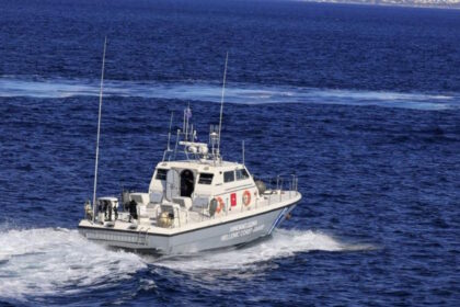 Περιπολικό σκάφος του Λιμενικού κοντά στην παραλία Πέδης στη δυτική Λέσβο μετά την προσάραξη ιστιοφόρου