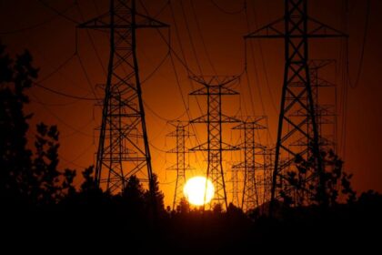 Πινακίδα με διακοπή ρεύματος και ηλεκτρολογικές εργασίες σε δίκτυο