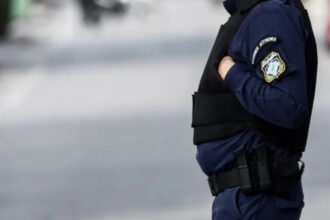 Αστυνομικό όχημα και σήμα της ΕΛ.ΑΣ. σε υπόθεση σύλληψης στα Χανιά