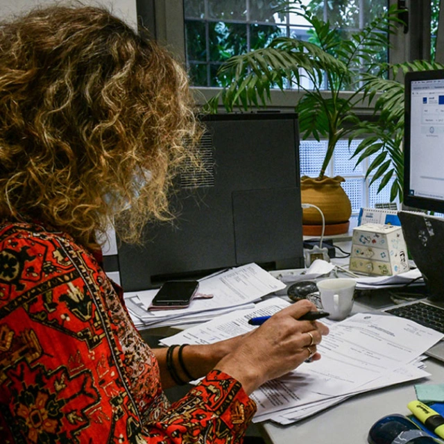 ergazomenos dimosio2 maketa