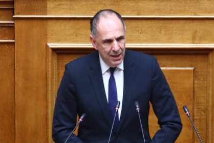 Ο Γιώργος Γεραπετρίτης μιλά από το βήμα του 7ου Forum του Οικονομικού Ταχυδρόμου