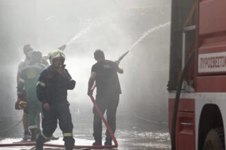 Πυροσβέστης σε επιχείρηση κατάσβεσης μεγάλης φωτιάς στην Εύβοια