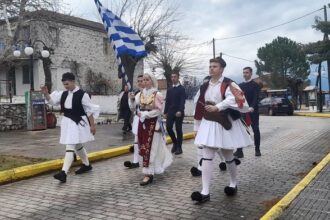 Συγκίνηση και μνήμες στην παρέλαση μετά από 53 χρόνια στους Ξυλικούς Αμφίκλειας (AUD-VID)