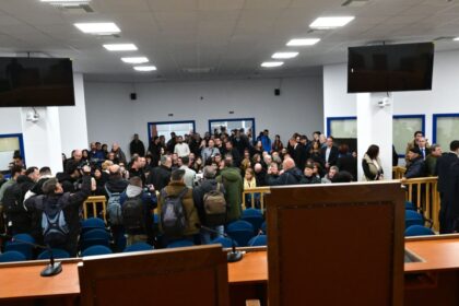 Η αίθουσα του δικαστηρίου στη Λάρισα κατά τη δίκη για το δυστύχημα των Τεμπών