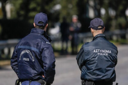 Αστυνομικό όχημα της ΕΛ.ΑΣ. κατά τη διάρκεια επιχείρησης στη Στερεά Ελλάδα