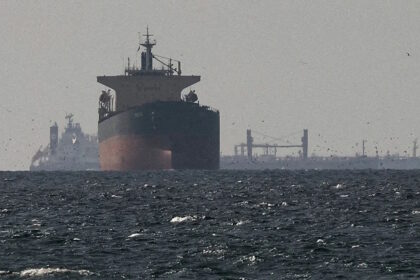Πετρελαιοφόρο πλοίο στα Στενά του Ορμούζ