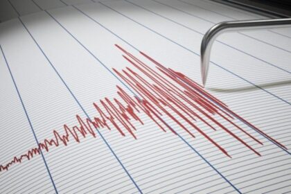 Σεισμογράφος και αναφορά σεισμικής δόνησης για σεισμό στην Εύβοια