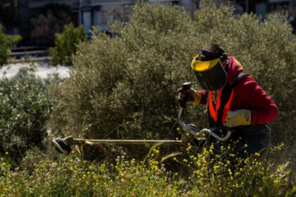 Οικόπεδο που χρειάζεται καθαρισμό στο πλαίσιο της προθεσμίας για τους καθαρισμούς οικοπέδων