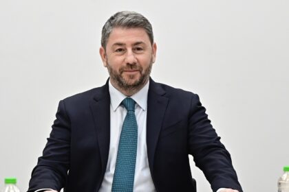Ο Νίκος Ανδρουλάκης μιλά σε νέους στη Δραπετσώνα για τις δωρεάν μετακινήσεις έως 24 ετών