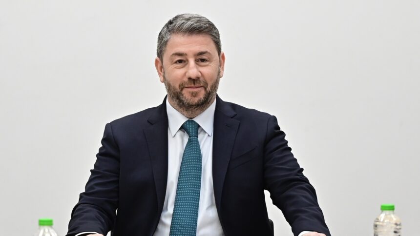 Ο Νίκος Ανδρουλάκης μιλά σε νέους στη Δραπετσώνα για τις δωρεάν μετακινήσεις έως 24 ετών
