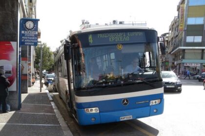 Αστικό λεωφορείο του ΚΤΕΛ Λαμίας σε δρομολόγιο στην πόλη