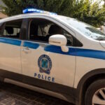 Αστυνομικό όχημα σε έρευνα για κλοπή στη Βούλα