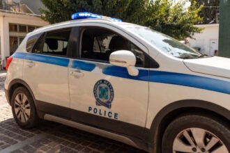 Αστυνομικό όχημα σε έρευνα για κλοπή στη Βούλα