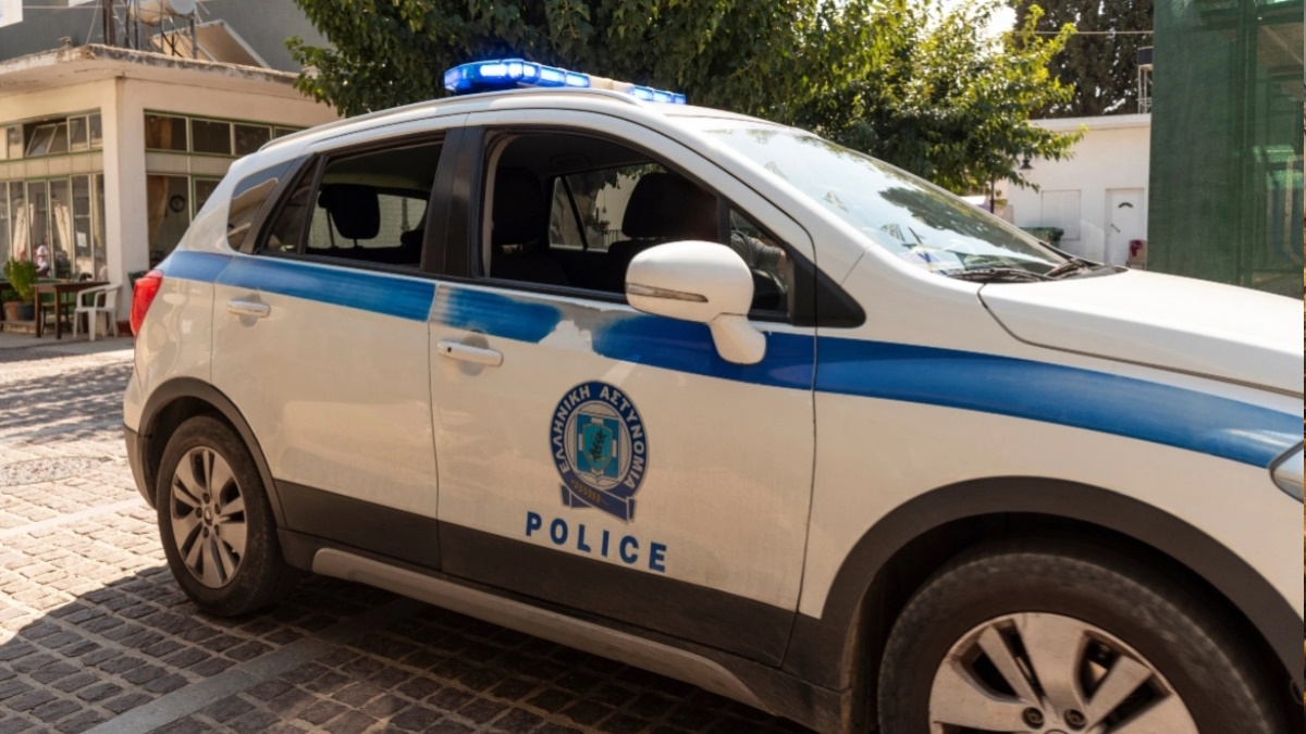 Αστυνομικό όχημα σε έρευνα για κλοπή στη Βούλα
