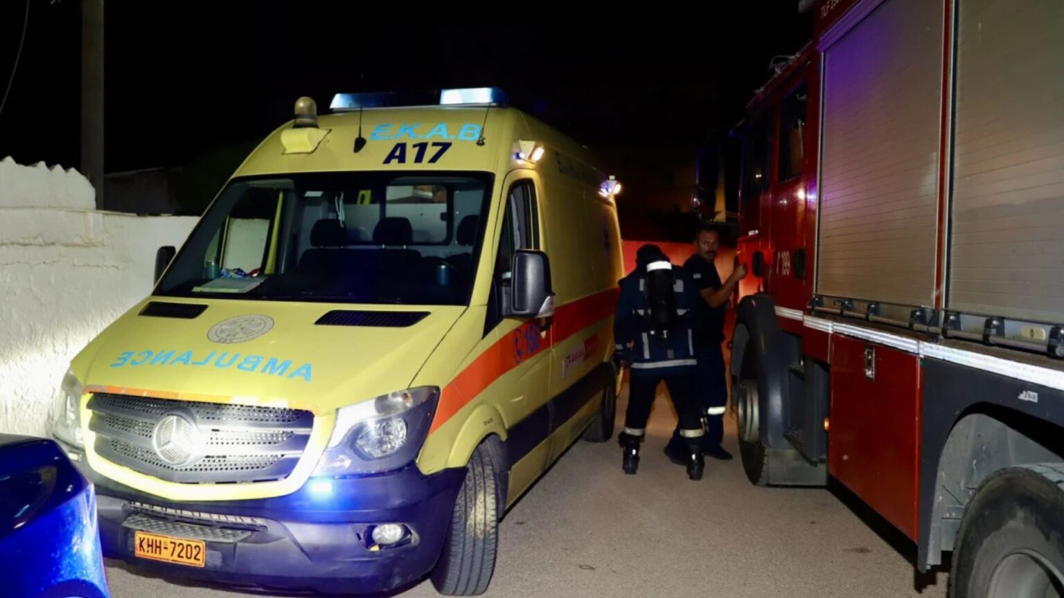 Διασώστες του ΕΚΑΒ σε σημείο θανατηφόρου τροχαίου στην Καλλιθέα