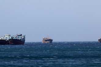Στενά του Ορμούζ με εμπορικά πλοία και αυξημένη ένταση στην περιοχή