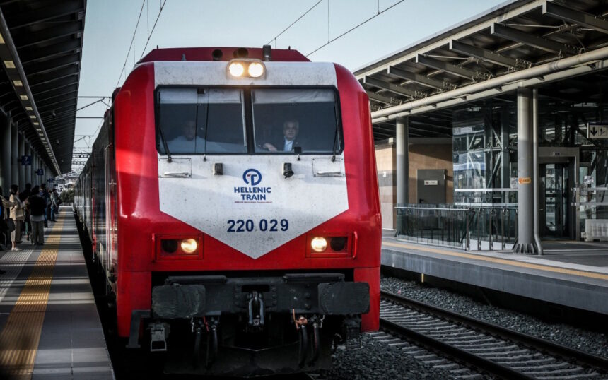 Βαγόνι προαστιακού τρένου σε δρομολόγιο προς τη Λάρισα