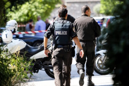 Αστυνομικό όχημα σε έρευνα για το περιστατικό στην Αιγιάλεια