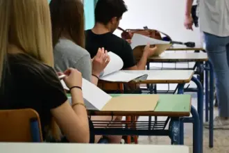 Υποψήφιοι των Πανελληνίων εξετάζονται σε αίθουσα εξετάσεων