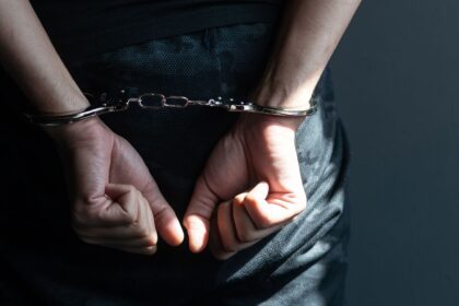 Αστυνομικοί στο Αγκίστρι μετά από σύλληψη για απόρριψη λυμάτων που κατέληγαν στη θάλασσα