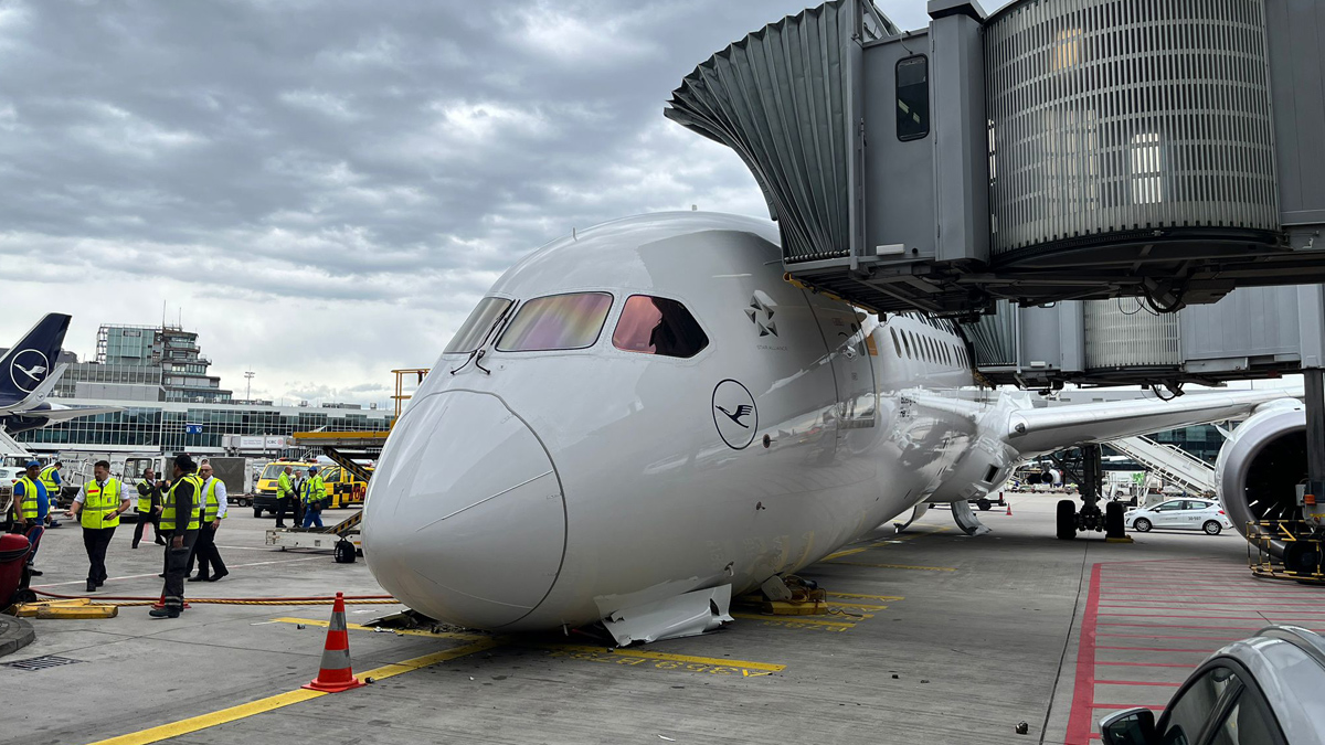 Boeing 787-9 της Lufthansa στο αεροδρόμιο της Φρανκφούρτης μετά την κατάρρευση του μπροστινού τροχού