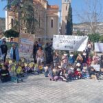 Μαθητές του 1ου Δημοτικού Σχολείου Λαμίας βάφουν το πάρκο της γειτονιάς τους