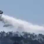 Πυροσβεστικά οχήματα και δυνάμεις επιχειρούν στην αναζωπύρωση της πυρκαγιάς στην Κάρυστο Εύβοιας