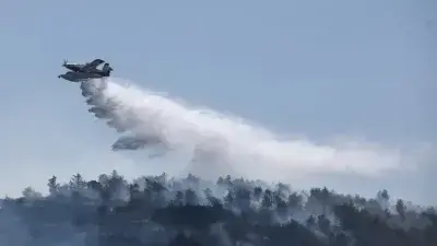 Πυροσβεστικά οχήματα και δυνάμεις επιχειρούν στην αναζωπύρωση της πυρκαγιάς στην Κάρυστο Εύβοιας