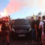 Ο Βασίλης Σπανούλης χαιρετά οπαδούς του Άρη Betsson στο αεροδρόμιο Μακεδονία