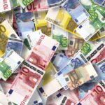 Χρήματα και τραπεζική συναλλαγή για μεταφορά από κοινό λογαριασμό