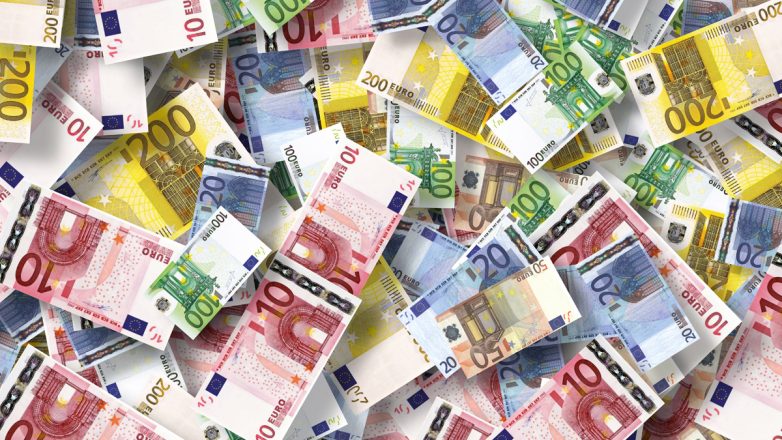 Χρήματα και τραπεζική συναλλαγή για μεταφορά από κοινό λογαριασμό