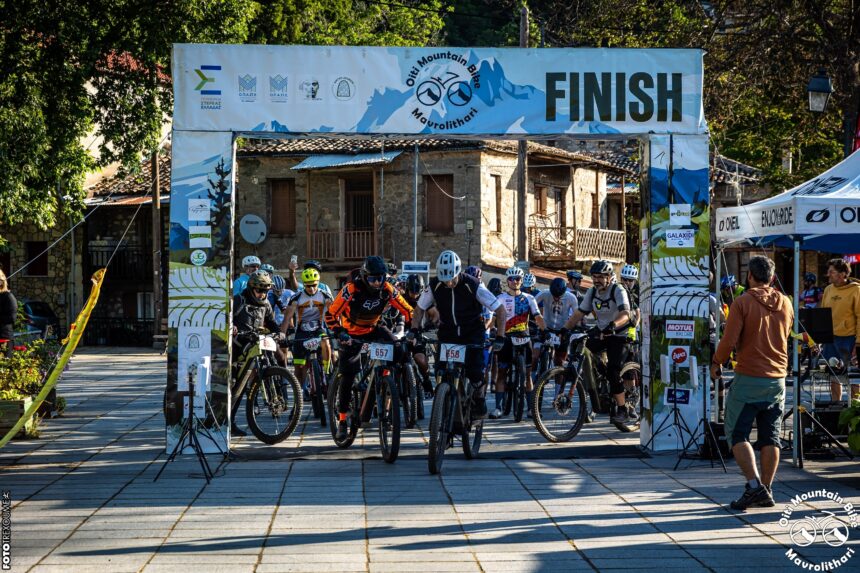 Αθλητές στο 3ο Oiti Mountain Bike Race στο Μαυρολιθάρι με φόντο τα βουνά της Οίτης