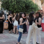Μαθητές της Γ΄ Λυκείου του 5ου ΓΕΛ Λαμίας στην εκδήλωση αποφοίτησης στον προαύλιο χώρο του σχολείου
