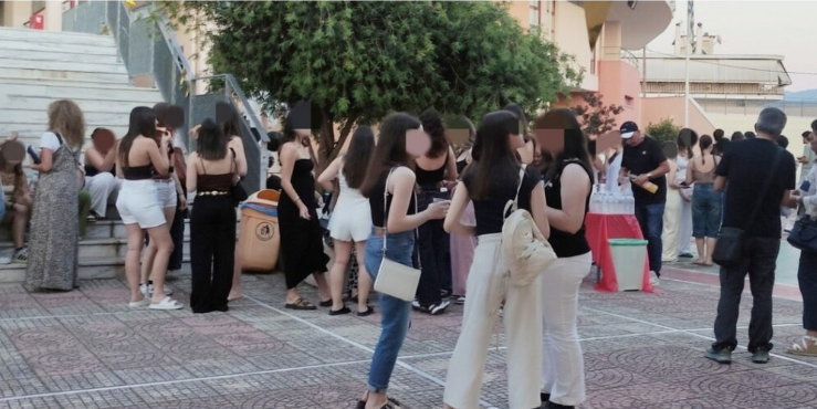 Μαθητές της Γ΄ Λυκείου του 5ου ΓΕΛ Λαμίας στην εκδήλωση αποφοίτησης στον προαύλιο χώρο του σχολείου
