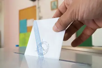 Κάλπες σε πολιτική δημοσκόπηση στην Ελλάδα