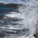 Κύματα στην παραλία Ιρίων στην Αργολίδα σε ημέρα με καιρική μεταβολή