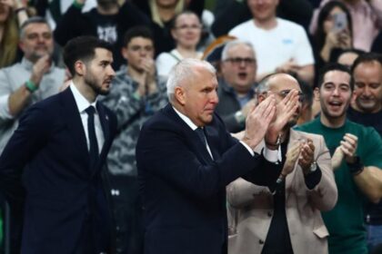 Ο Ζέλικο Ομπράντοβιτς σε αγώνα μπάσκετ με τον Παναθηναϊκό