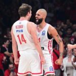 Ο Εβάν Φουρνιέ σε προσπάθεια στο ΣΕΦ στον τρίτο τελικό Ολυμπιακού-Παναθηναϊκού