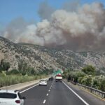 Πυροσβεστικά οχήματα και εναέρια μέσα επιχειρούν σε πυρκαγιά στο Ακραίφνιο Βοιωτίας