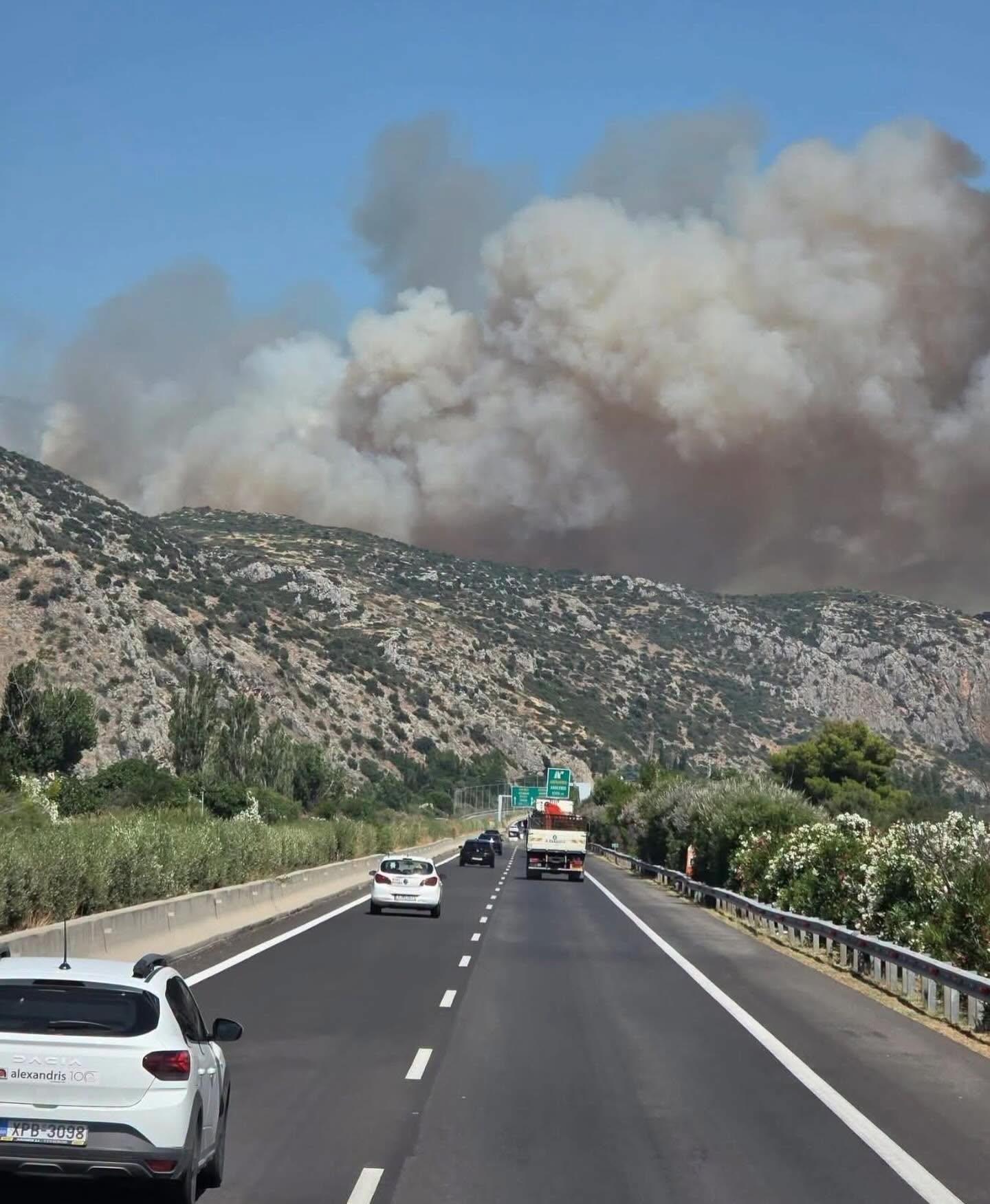 Πυροσβεστικά οχήματα και εναέρια μέσα επιχειρούν σε πυρκαγιά στο Ακραίφνιο Βοιωτίας