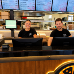Ο Γιώργος Μαρανδιανός και η ομάδα της Grande Pizzeria στη Λαμία
