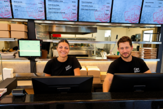 Ο Γιώργος Μαρανδιανός και η ομάδα της Grande Pizzeria στη Λαμία