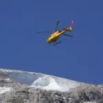 Ελικόπτερο της αστυνομίας σε ορεινή περιοχή των βαυαρικών Άλπεων